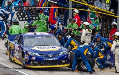 Martin Truex jr. (Toyota Camry) při tankování a výměně kol