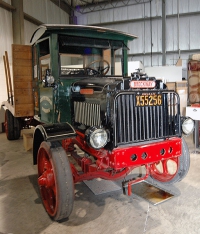 Brockway Model T 5½ – 6 Ton Truck, opět s motorem Continental, pohonem kloubovým hřídelem a plnými obručemi (1923)