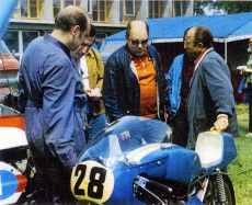 František Šťastný (uprostřed) a mechanik František Bártík u plynové rukojeti (1974)