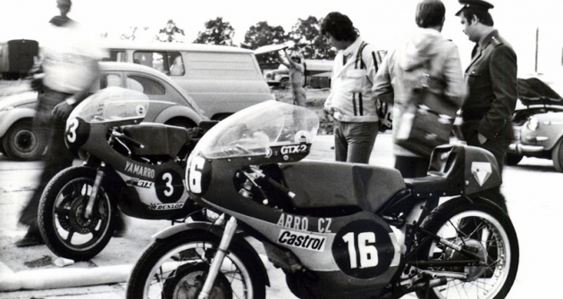 V parkovišti závodních strojů v Jindřichově Hradci (26. září 1976)