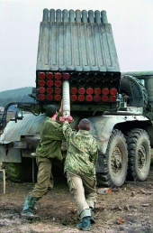 Nabíjení raketometu BM-2 probíhá ručně a trvá cca 10 minut.