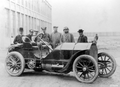 Mercedes Simplex 90 k připravený k obhajobě vítězství v závodech o Gordon-Bennettovu trofej v roce 1904, Camille Jenatzy druhý zleva.