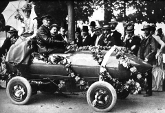 Na oslavu světového rychlostního rekordu 105,882 km/h, kterého dosáhl Camille Jenatzy 29. 4. 1899, nechal svoji „La Jamais Contente“ slavnostně ozdobit.