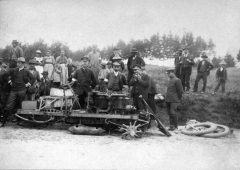 Pro závody na Ardenském okruhu v roce 1902 postavil Jenatzy svůj vlastní vůz vybavený spalovacím motorem. V závodě měl však těžkou havárii a svůj stroj dokonale „rozvěsil“ podél trati. Na fotografii jsou zbytky závodního speciálu, které se podařilo shromáždit po strašlivé nehodě.