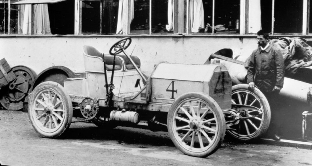 V roce 1903 Jenatzy slavně zvítězil v závodě Gordon-Bennettova poháru v Irsku s vozem Mercedes Simplex s motorem o maximálním výkonu 60 k.