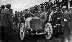 Na startu závodu o Gordon Bennettův pohár v roce 1903 v Irsku. Závodní vůz je vlastně překarosovaný zákaznický model se standardním motorem o výkonu 60 k.