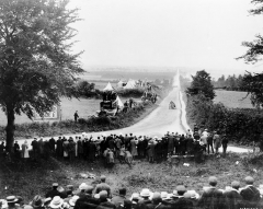 Camille Jenatzy hřmí na svém voze Mercedes Simplex po veřejných cestách v Irsku v roce 1903 – první vítězství vozu Mercedes v závodech na okruzích.