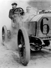 Camille Jenatzy za volantem Mercedesu na startu Velké ceny Francie 1906. V důsledku zranění oka z prvního dne se musel do druhého dne závodů Grand Prix nechat vystřídat Angličanem Burtonem. Nakonec obsadil v celkové klasifikaci desáté místo.