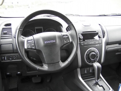 isuzu - Pracoviště řidiče má zcela evropský design a nabízí dost prostoru