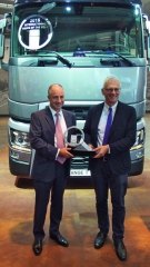 Prezident společnosti Renault Trucks Bruno Blin (vlevo) a předseda mezinárodní jur Turck of the Year Gianenrico Griffini (vpravo).