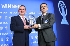 Pierre Lahutte (vpravo) ředitel značky Iveco přebírá ocenění International Van of the Year 2015 z rukou předsedy mezinárodní jury Van of the Year pana Jarlatha Sweeneyho (vlevo).