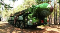 Původní raketa třídy IBCM – RT-2PM Topol (SS-25 Sickle) na sedminápravovém podvozku MAZ-7917.