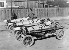 První tři vozy Mercedes v GP Francie 1914. St. č. 28 – Christian Lautenschlager, st. č. 40 Louis Wagner (za volantem ovšem sedí Max Sailer) a st. č. 39 Otto Salzer.
