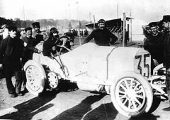 Teprve na třetí pokus vozy Mercedes zaznamenaly v závodě o Velkou cenu vítězství – a to díky Christianu Lautenschalerovi a jeho pečlivému vystoupení v Grand Prix France 1908.