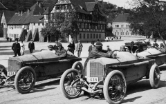 Vozy Mercedes se 4,5 l motory připravené k účasti na Grand Prix Francie 1914 na trati blízko Lyonu. Za volantem prvního vozu vzadu je Lautenschlager, v druhém voze vepředu je Otto Salzer a ve třetím voze Louis Wagner.