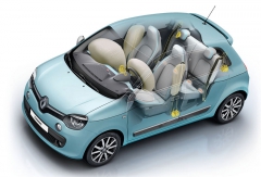 Dva čelní a dva boční airbagy jsou standardní výbavou