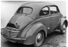 První prototyp 4 CV (1942) připomínal německý VW Typ 1 (KdF)