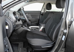 Anatomicky tvarovaná přední sedadla jsou všestranně manuálně seřiditelná, řidičovo i svisle; ve středové konzole je pod loketní opěrou odkládací schránka