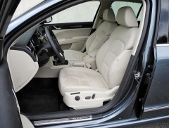 Anatomicky tvarovaná vyhřívaná přední sedadla jsou elektricky všestranně seřiditelná, řidič může uložit do paměti tři kombinace zvolených poloh