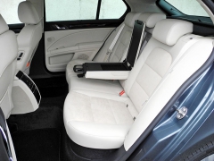 Zadní sedadla odděluje sklopná loketní opěra s malou schránkou a výsuvným držákem nádobek; na zadní straně konzoly mezi sedadly je panel s digitálními hodinami, teploměrem, zásuvkou 12 V a dvěma tlačítky regulace vyhřívání zadních sedadel