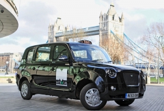 Černý Metrocab REE u Tower Bridge