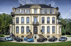 Šest vozů ze sérií Veyron Les Légendes před zámkem v Molsheimu