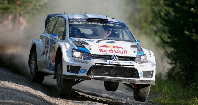 Sébastien Ogier (VW Polo R WRC) ve Finsku opravdu létal (dojel druhý, vyhrál Latvala) 
