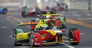 Lucas Di Grassi v čele startovního pole prvního závodu v Pekingu 