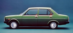 Čtyřdveřový sedan první generace