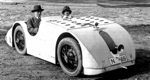 Eliška Junková s manželem Čeňkem v aerodynamickém voze Bugatti 32, který byl přihlášen 24. září 1923 do provozu v Praze 