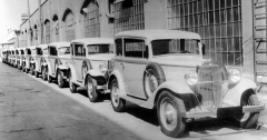 Řada dvanácti automobilů Walter Junior na dvoře jinonické továrny