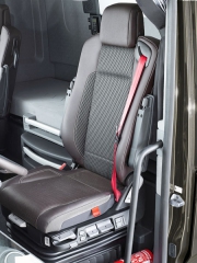 Výborné sedadlo Recaro bylo doplněno o červené bezpečnostní pásy