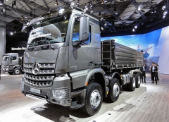 Mercedes-Benz Arocs 4145K, sklápěč 8x4/4, nový člen řady Daimler Trucks