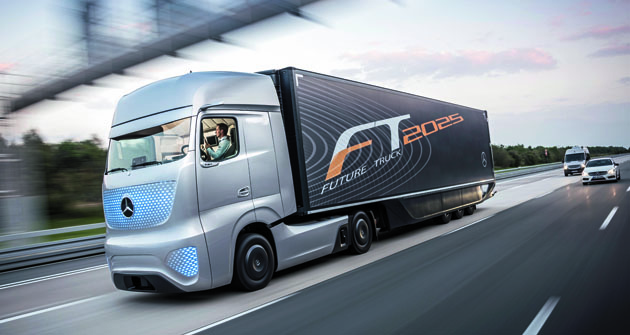 Mercedes-Benz Future Truck pádí dálnicí a jeho řidič/operátor lehce relaxuje na vytočeném sedadle řidiče, aniž by zvedl oči od obrazovky svého tabletu. Taky si mohl sednout na sedadlo spolujezdce nebo se případně natáhnout na lůžko. Vypadá to na hezkou budoucnost.