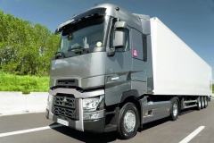 Renault Trucks T je ideálním nástrojem pro dálkovou přepravu díky své rovné podlaze, šířce kabiny 2500 mm v zadní části a vnitřní výšce přesahu­jící 2000 mm.