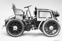 Daimler Phoemix, 23 hp z roku 1900. William K. si tento vůz pořídil za 10 000 $ v r. 1900, kvůli rychlé jízdě s „Bílým duchem“ se dostal i do vězení.