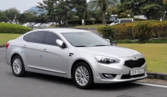 Kia K7 (pro export Cadenza), vyráběná rovněž v hybridní verzi (K7 Hybrid 700h)