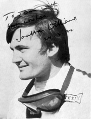Jonathan Williams jako tovární jezdec Ferrari (snímek z roku 1967, podepsaný 24. července 1970)