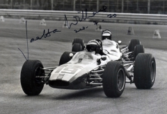 Jonathan Williams (De Sanctis-Ford F3) vede ve finále Gran Premio FINA na Monze v květnu 1968 (dojel druhý, vyhrál Franco Bernabei, Tecno 68 Ford)