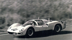 Při testování kupé Serenissima V8 s křídlovými dveřmi na upraveném podvozku McLaren M1B na jaře 1968