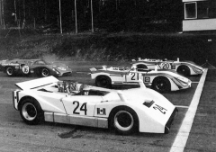 Jeden ze startů na spideru Serenissima Mk 168 V8, dojel třetí na letišti v Innsbrucku 1969 za továrními Porsche 908 (Kurt Ahrens a Rudi Lins)