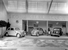 Liduška v létě 1940 na veletrhu v Bratislavě, vedle ní rakouský Steyr 55 a větší Škoda Rapid