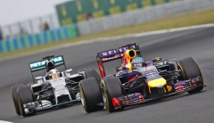Sebastian Vettel (Red Bull RB10 Renault) před Hamiltonem na Hungaroringu; závěrem sezony si vyměnili mistrovský titul