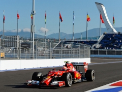 Kimi Räikkönen (Ferrari F14T) na nové trati v Soči při první Velké ceně Ruska F1