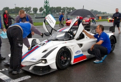 Před závodem FIA-CEZ Sprint na Slovakiaringu, kde se Praga R1 poměřovala i s vozy Ferrari...