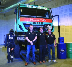 Zleva: Gerard De Rooy, Hans Stacey a Pep Vila – piloti týmu Petronas De Rooy pro Dakar 2015.