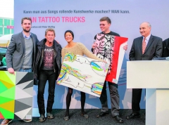„Stupně vítězů“ soutěže „MAN Tatoo Trucks“, druhý zleva Peter Maffay, druhý zprava Sebastian Bieler, první zprava Georg Pachta-Reyhofen – šéf koncernu MAN Truck and Bus.