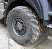Švédské pneumatiky Trelleborg se šípovým vzorkem pro záběr v měkkém terénu