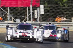 Posádka Webber/Bernhard/Hartley krátce vedla při 24 h Le Mans, než ji potkala technická závada