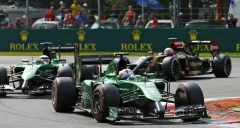 Marcus Ericsson (Caterham CT05) na Monze před týmovým kolegou Kobayashim a Grosjeanem (Lotus-Renault)